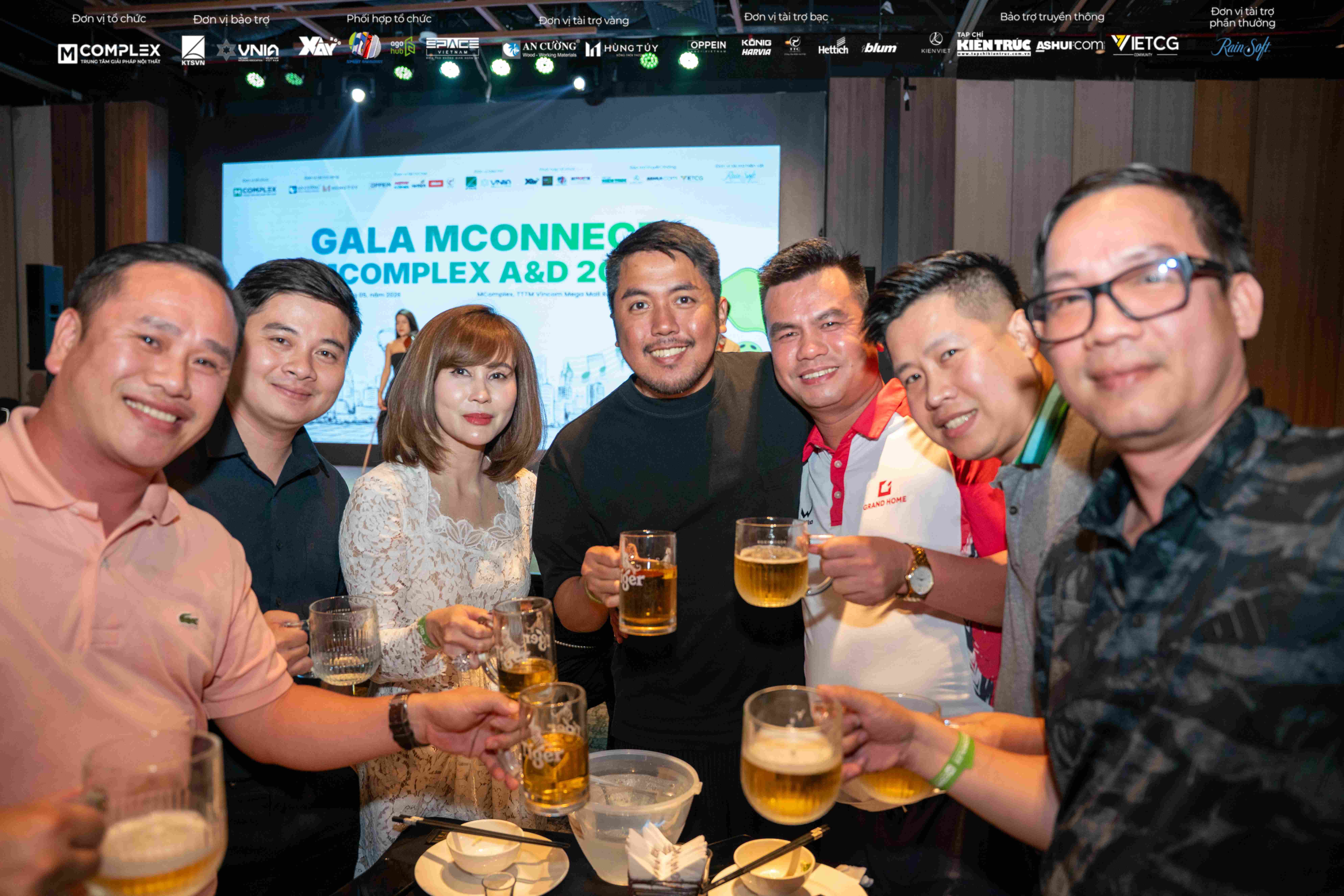 cụng bia gala (1).jpg